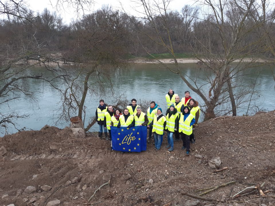 Grupo técnico y monitora Neemo con la bandera LIFE en la visita a La Roza, Alfaro, La Rioja